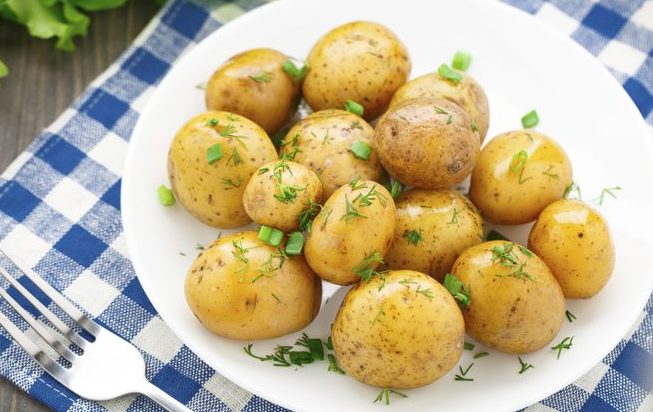 TRIK KUVARA: Kuvani krompir nikada neće biti ukusniji ako mu dodate ove tri stvari koje koštaju 20 dinara