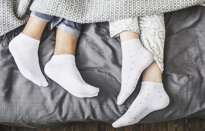 Da li spavate bosi ili u čarapama? Otkriveno je šta je bolje za zdravlje!