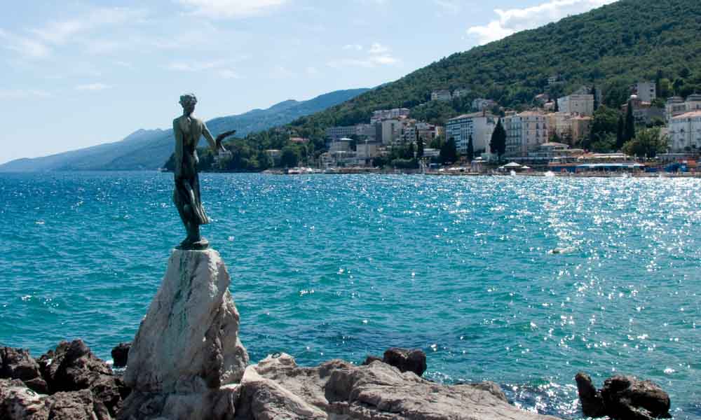 Hrvati žestoko udarili turiste po džepu: Za sedenje na spomenicima 300 evra