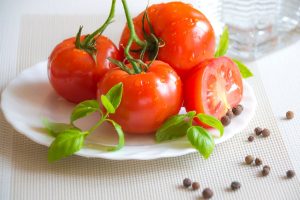 RECEPT DANA: Korpice od paradajza punjene krastavcem