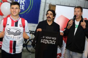 ODRŽAN HUMANITARNI SPORTSKI BAZAR Aukciju podržali Pavlović, basketaši, glumci: Majica sa likom Duška Vujoševića prodata za 10.000 dinara