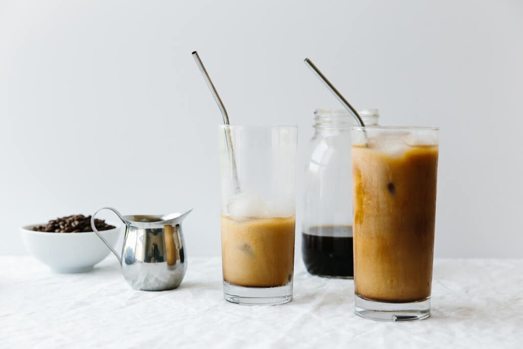 Pošto je voda sa kafom odstojala, koncentrat se proceđuje kroz papirni filter ili gazu, a zatim služi. Koncentrat može biti kombinovan sa toplom ili hladnom vodom, mlekom, čokoladom… Koncentrat može da stoji u frižideru nekoliko nedelja ili da se zamrzne. Cold brew priprema omogućava razvoj aroma zrna kafe koje su mekše i svetlije u odnosu na kafu koja se priprema sa toplom vodom. Cold brew kafa ima veću koncentraciju kofeina u odnosu na kafu pripremljenu sa toplom vodom, pošto se u pripremi koristi veća količina kafe u odnosu na vodu.