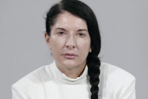 Marinu Abramović čovek udario po glavi portretom Marine Abramović