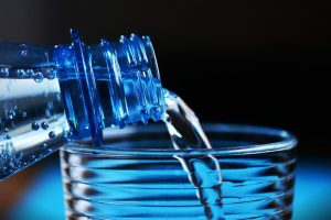 Da li je zdravo piti vodu koja je odstajala u čaši ili boci?
