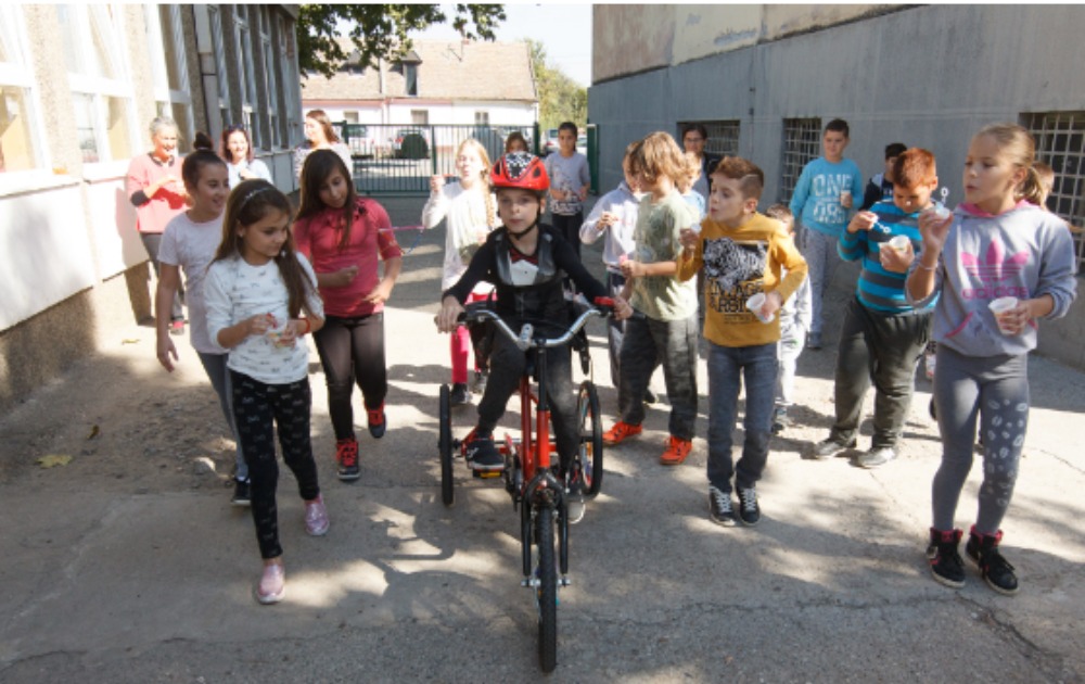 KAČAREVO: Od sakupljenog otpada učenici kupili tricikl svom drugaru koji boluje od cerebralne paralize