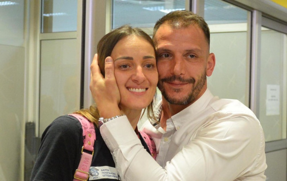 Maju Ognjenović dočekao Danilo Ikodinović, od poljupca se tresao AERODROM: A iza njega se krije fantastična ljubavna priča