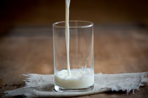 Devet razloga da večeras popijete čašu mleka - treći će vas oduševiti!