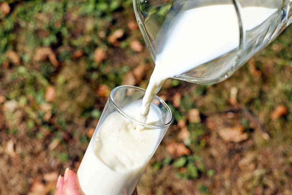 Devet razloga da večeras popijete čašu mleka - treći će vas oduševiti!