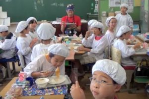 Kako Japanci u školi od dece prave ljude: Snimak koji je osvojio svet! (VIDEO)
