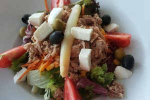 RECEPT DANA: Mešana tuna salata
