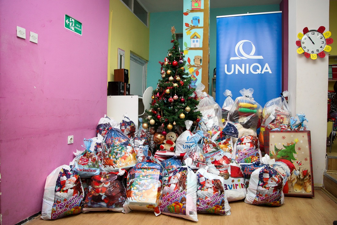 Vaterpolisti uručili donaciju i novogodišnje paketiće UNIQA osiguranja svratištu za decu