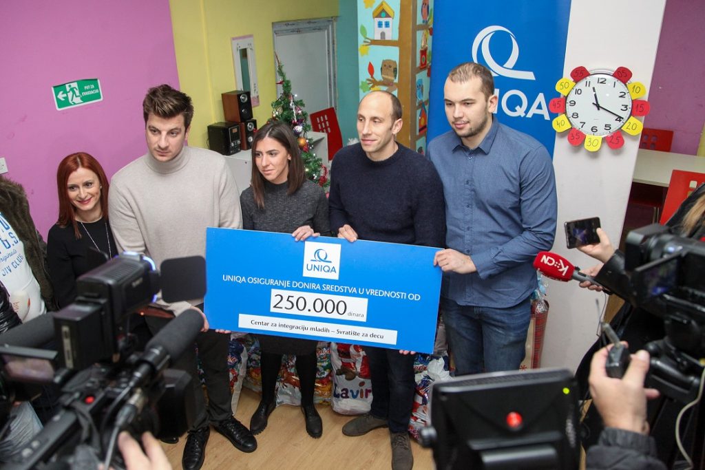 Vaterpolisti uručili donaciju i novogodišnje paketiće UNIQA osiguranja svratištu za decu