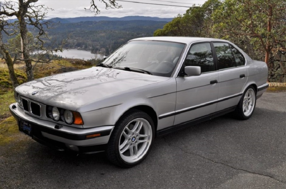 11 novih modela BMW-a, Serije 5, iz 1994 godine, pronađeno u jednom skladištu
