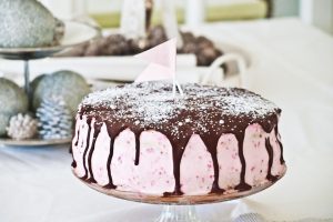 RECEPT DANA: Novogodišnja šarena torta