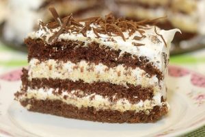 RECEPT DANA: Medovik torta sa suvim grožđem