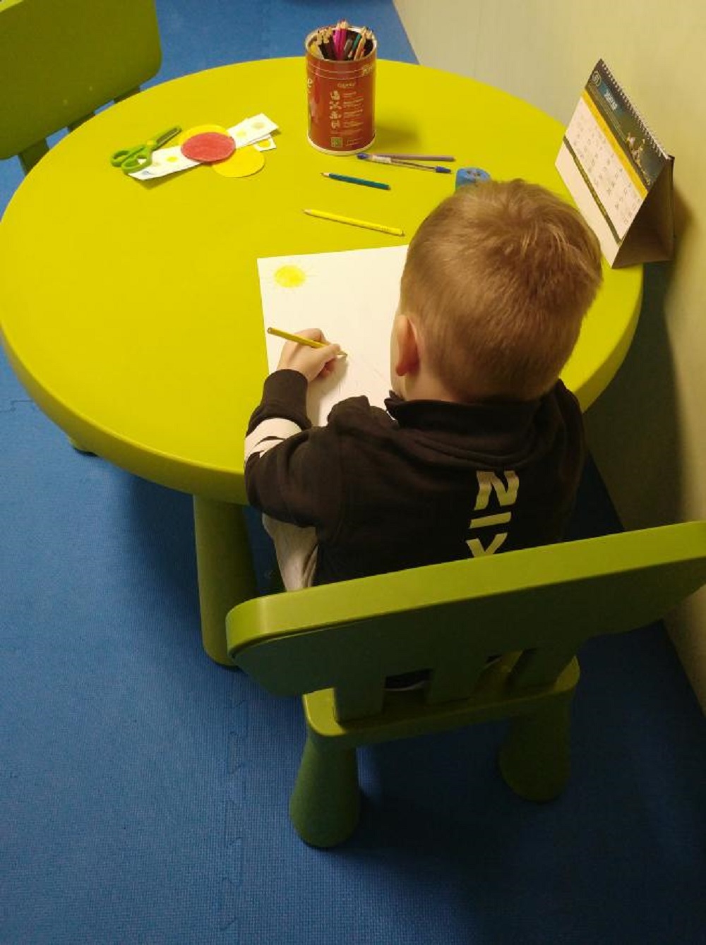 Levorukom detetu pomozite da savlada veštinu pisanja