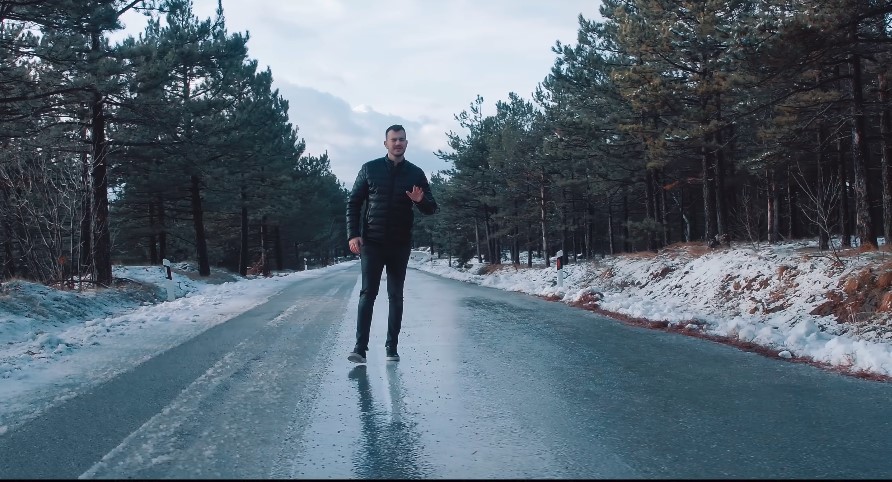 Miloš Brkić novom pesmom otopio sneg i led! (VIDEO)