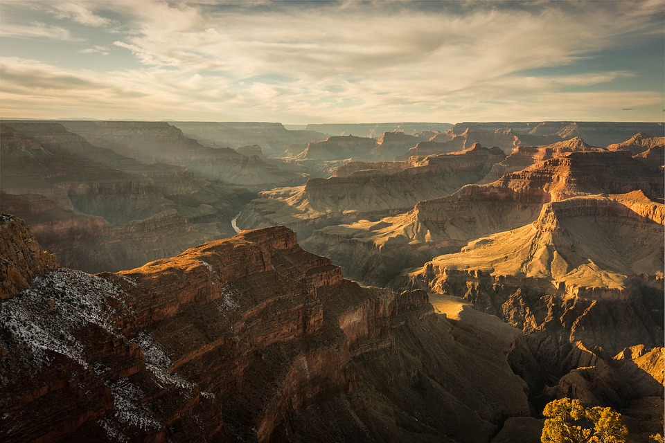 Nacionalni park Veliki kanjon 26. februara proslavio je 100 godina postojanja. Smatra se jednim od najstarijih nacionalnih parkova, a u SAD ih ima čak 58. Sam kanjon star je oko 6 miliona godina, ali studija iz 2012. godine dokazala je da je njegov proces formiranja počeo pre neverovatnih 70 miliona godina. Veliki Kanjon je izdubila reka Kolorado u severozapadnom delu Arizone, a prostire se na 4.926,66 kvadratnih kilometara. Površinom je veći čak i od američke savezne države Rhode Island. Veliki Kanjon je zaista neverovatan. Na nekim delovima širok je 29 kilometara, dug 446km, a dubok čak 1,800 metara. Pretpostavlja se da u sklopu kanjona ima oko 1.000 pećina! Otkriveno je 335, a samo je jedna otvorena za javnost. Kanjon je prepun morskih fosila koji svedoče o prisutnosti životinja na ovom prostoru još od pre 1,2 milijarde godina. Ovde se može naći i nekoliko endemskih vrsta životinja. Razlike u nadmorskoj visini imaju veliki uticaj na temperature na ovim prostorima. Bright Angel Ranger Station i North Rim su najhladnija i najvlažnija područja u kanjonu, dok je najtopliji Phantom Ranch. UNESCO je uvrstio Veliki kanjon Kolorada na listu prirodne svetske baštine 1979. godine. Indijansko pleme Hopi koje naseljava Arizonu smatra Veliki kanjon vratima u zagrobni život.