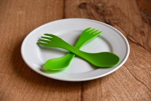 EU zabranjuje plastične tanjire, pribor, slamke
