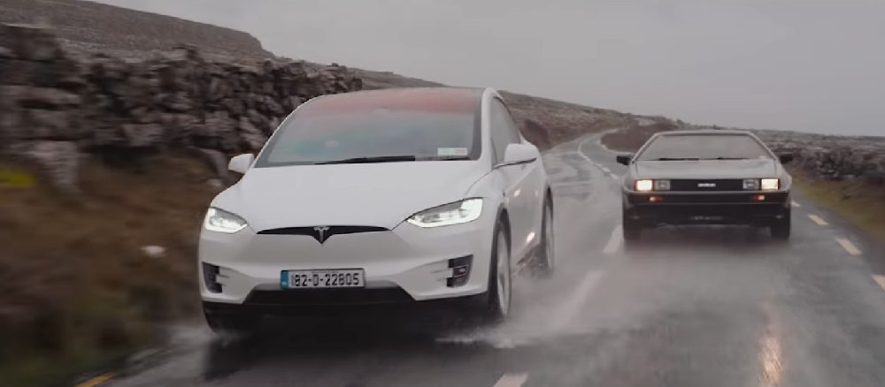Rame uz rame, dve verzije budućnosti-Tesla Model X i DeLorean