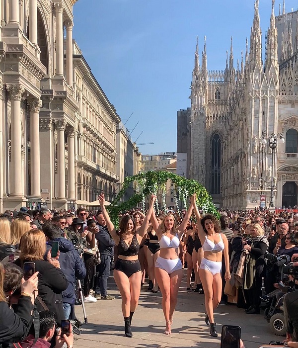 Žene svih veličina ponosno prošetale Milanom u donjem vešu!