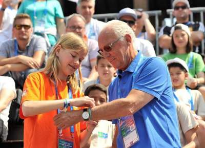  Franc Bekenbauer, Globalni ambasador projekta “Fudbal za prijateljstvo“, uz mlade učesnike na finalu u Madridu
