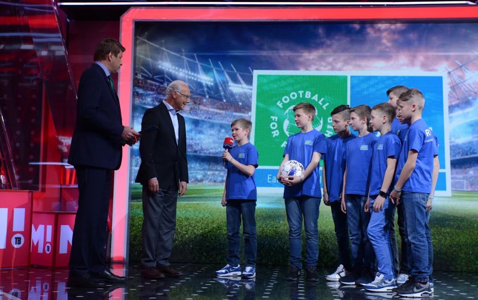 Franc Bekenbauer, Globalni ambasador projekta “Fudbal za prijateljstvo“, uz mlade učesnike na finalu u Madridu