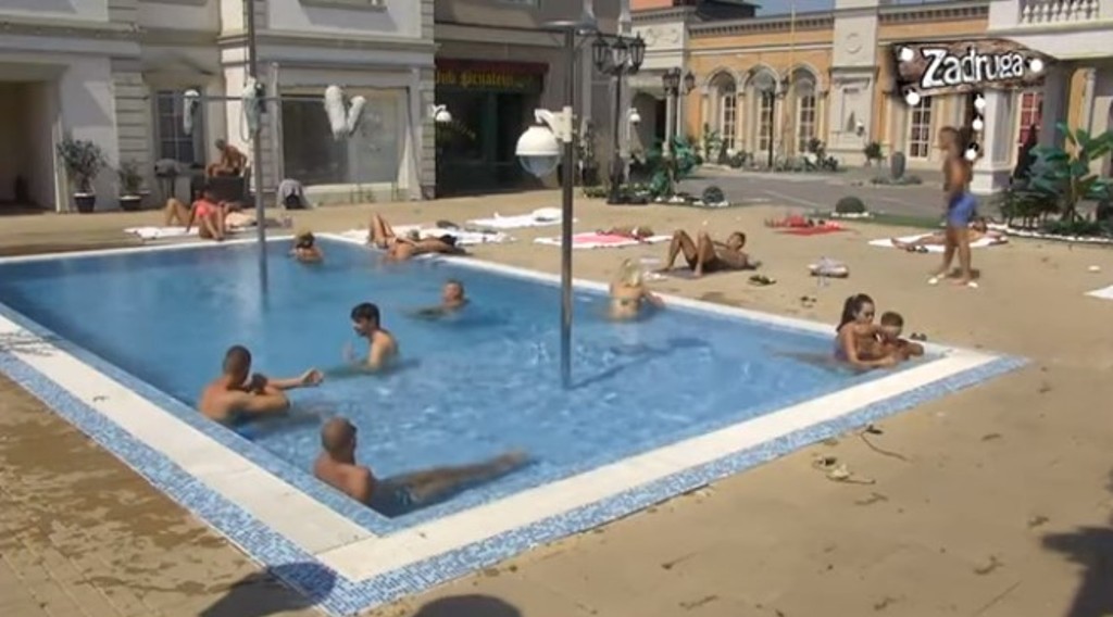Matoroj se nimalo neće dopasti intimiziranje njene devojke sa Minom na bazenu! (VIDEO)