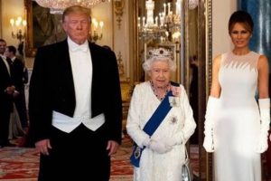 Evo šta je engleska kraljica POKLONILA Melaniji i Donaldu Trampu