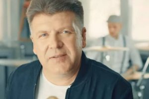 SAMO PIJAN MOŽE DA PREBOLI: Bane Bojanić objavio staru pesmu u novom aranžmanu! Publika oduševljena! (VIDEO)