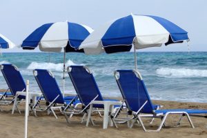 Kazne do 300 evra za "rezervisanje" mesta na plaži: Zabranjeno čuvanje i ostavljanje peškira