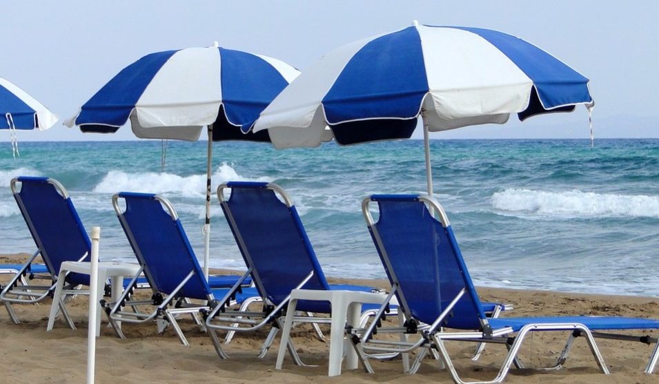 Kazne do 300 evra za "rezervisanje" mesta na plaži: Zabranjeno čuvanje i ostavljanje peškira