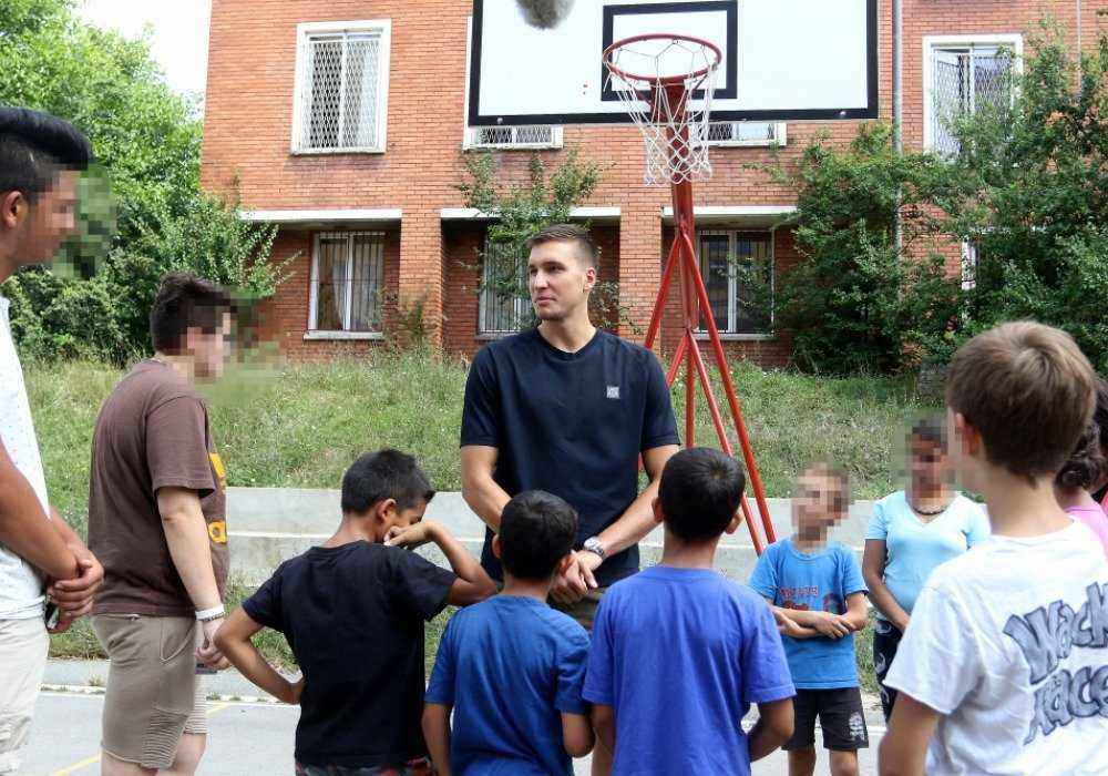 Bogdan Bogdanović poklonio sezonske ulaznice za KK Partizan deci iz doma