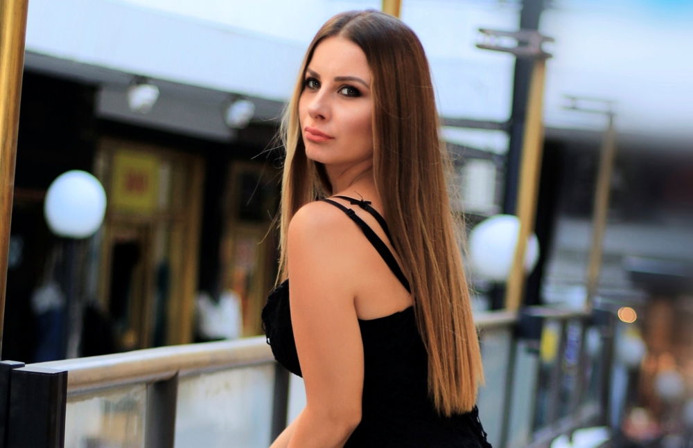 Glumica Nevena Šarčević dovodi Lamborghini Huracan za vreme Festival del cinema italo serbo