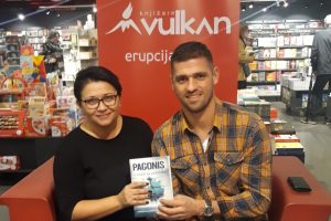 PROSLAVLJENI KIK BOKSER NENAD PAGONIS PRIREDIO NESVAKIDAŠNJU PROMOCIJU SVOJE AUTOBIOGRAFIJE U BEOGRADU