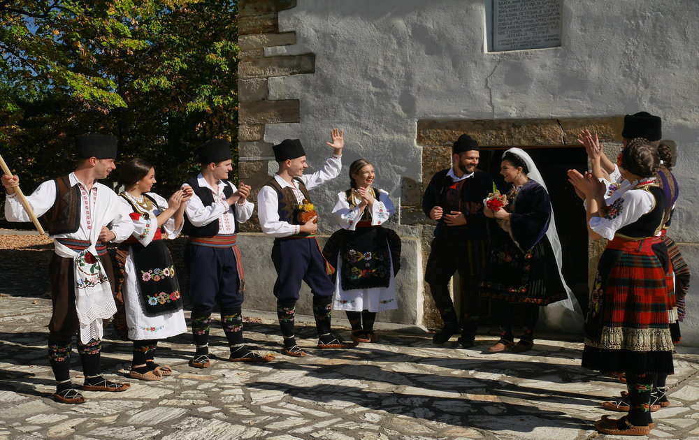 U VENČANICI: Danica Krstić sa pesmom „Svatovi“ podseća na tradiciju
