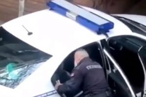 UZNEMIRUJUĆI SNIMAK!Policajac snimljen kako šamara privedeno lice