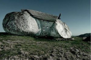 Neverovatna kuća od kamena kao da je od porodice Kremenko!