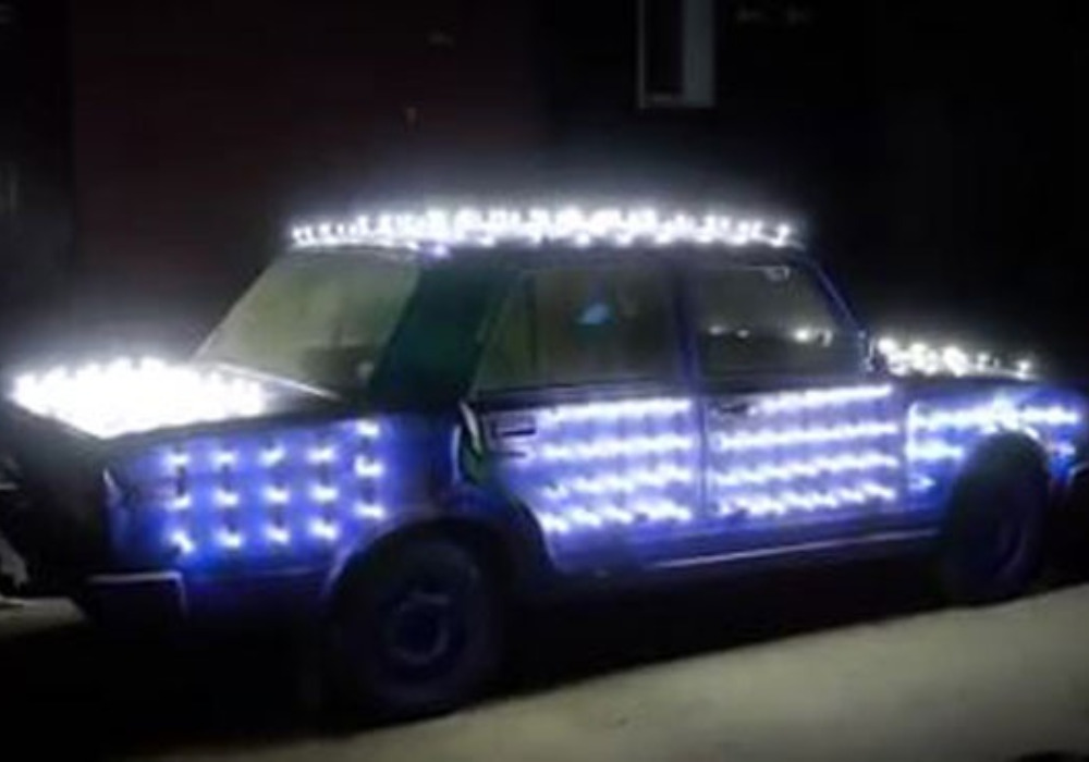 Rusi napravili “SVETLEĆU LADU”: Vozači ovog automobila i noću moraju da nose NAOČARE ZA SUNCE (VIDEO)