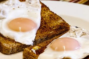 RECEPT DANA: Poširana jaja u paradajz sosu