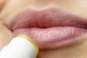 PRIRODNA SREDSTVA ZA SOČNIJI POLJUBAC: Namirnica koja vam može pomoći da POVEĆATE usne