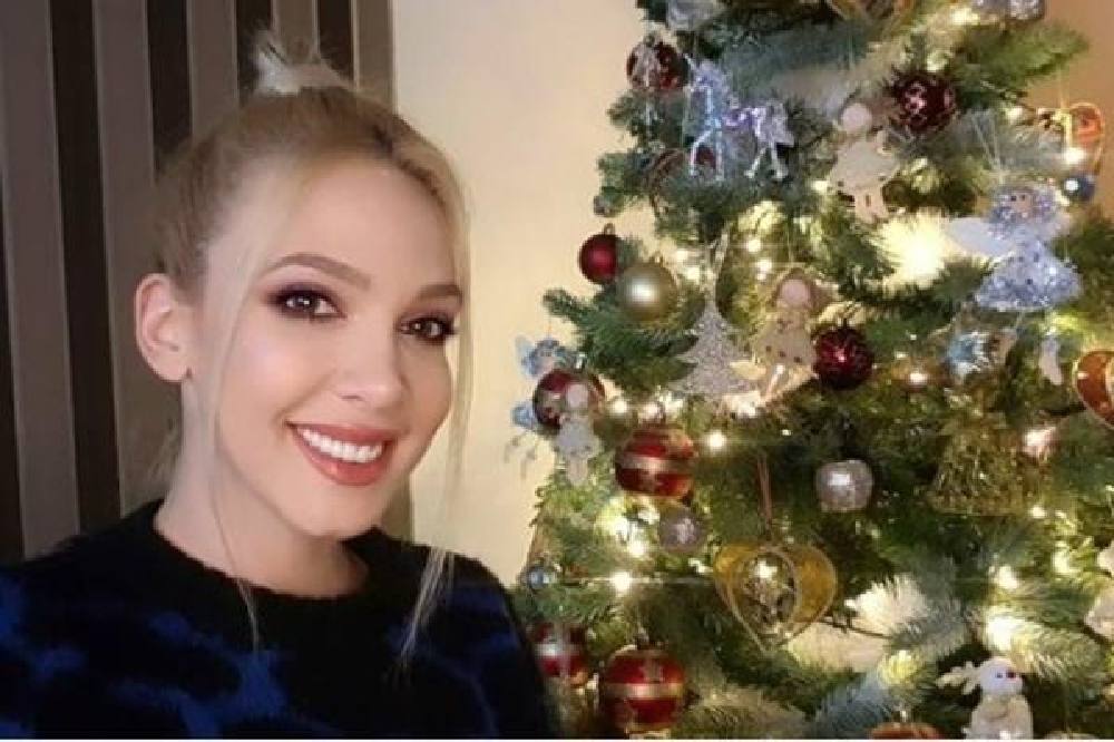 LOMIMO ČESNICU I PEVAMO, MOJI SU VESELJACI! Milica Todorović otkrila kako proslavlja Božić u svom domu u Kruševcu!