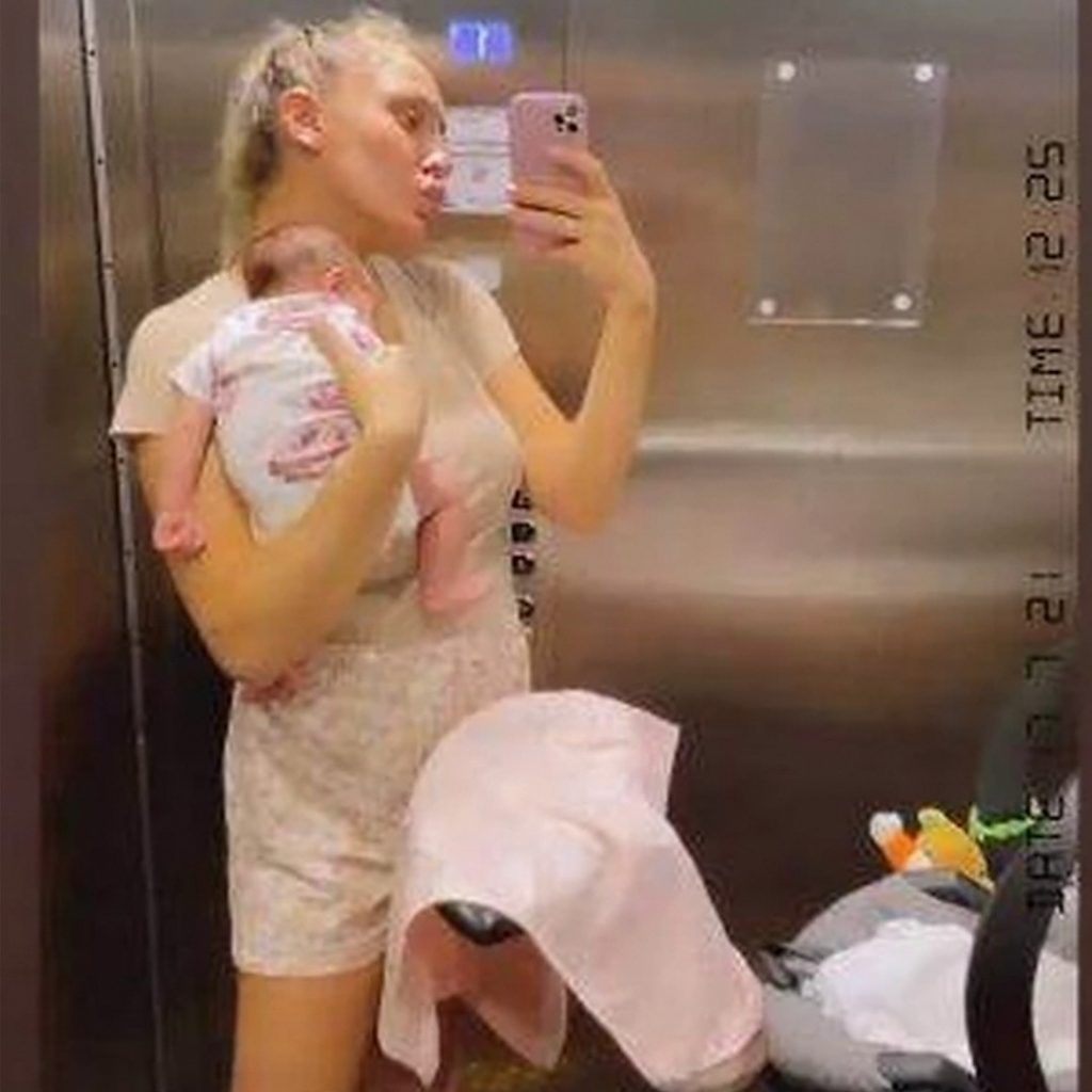 U JEDNOJ RUCI TELEFON, A U DRUGOJ MALA MIA Luna Đogani objavila fotku sa ćerkicom: Evo kako izgledaju mama i beba mesec dana nakon porođaja
