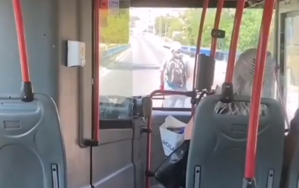 Opušteno je vozio trotinet kroz Žarkovo, dok je iza njega milio autobus pun besnih putnika!