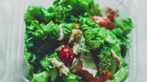 RECEPT DANA: Zelena salata sa tunom i paradajzom