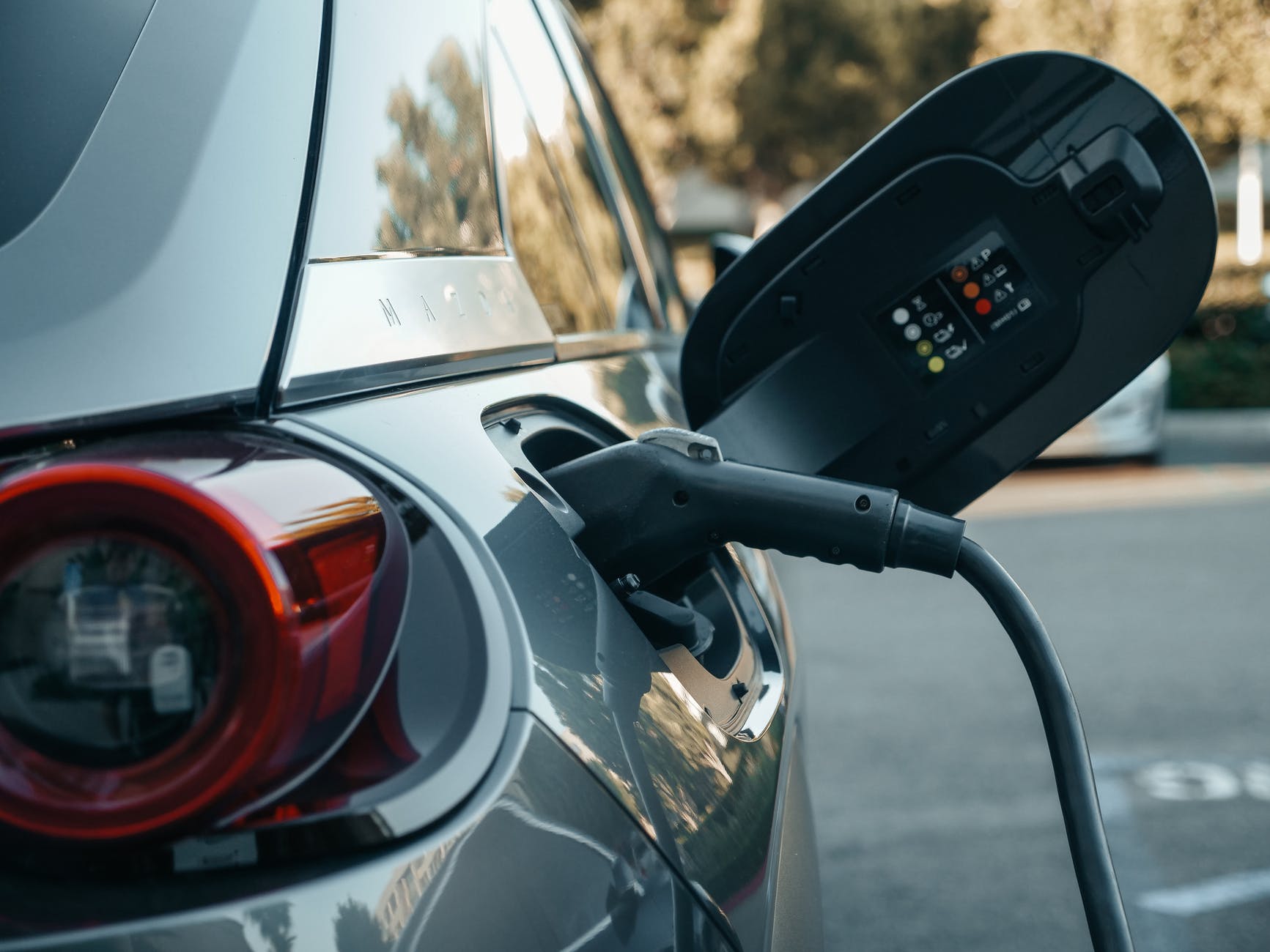 ISTRAJNI U U BORBI ZA ZAŠTITU ŽIVOTNE SREDINE: VLADA SUBVENCIONIŠE KUPOVINU ELEKTRIČNIH I HIBRIDNIH VOZILA!