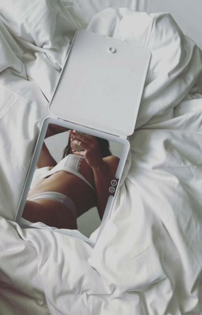 PRŠTI OD SEKSEPILA! Senidah pokazala sliku iz kreveta, u ogledalu napravila bezobrazan selfi (FOTO)