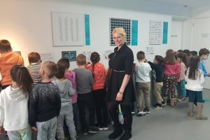 Pesnikinja poklonila deci besplatan obilazak Muzeja Iluzija!