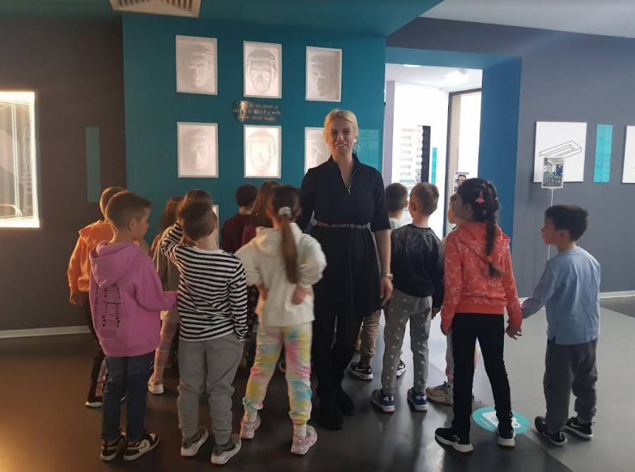 Pesnikinja poklonila deci besplatan obilazak Muzeja Iluzija!