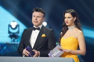 Dragana Kosjerina očarala na sceni RTS-a: Žuta glamurozna toaleta, dekolte i detalj oko vrata